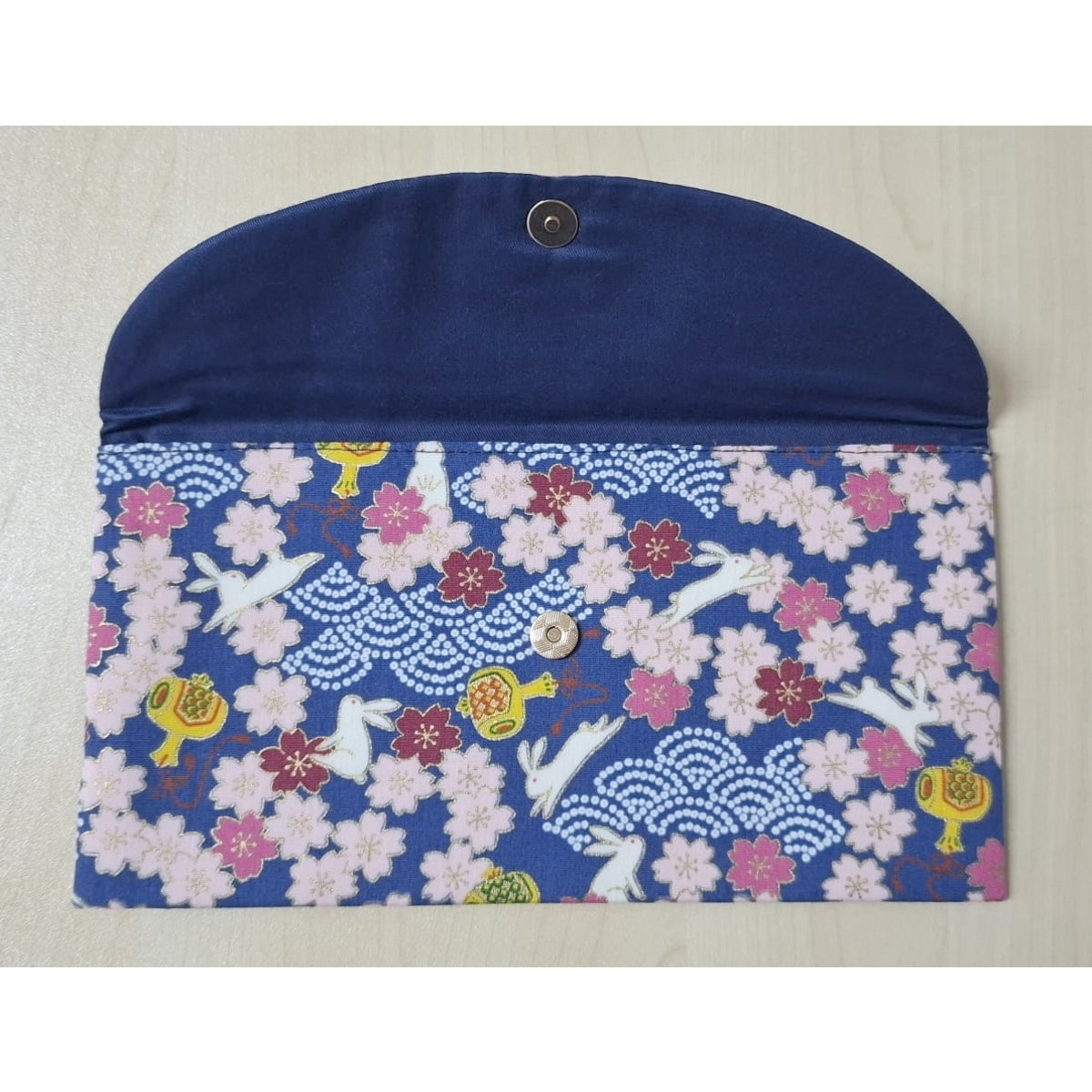 Beads Case w metallic button